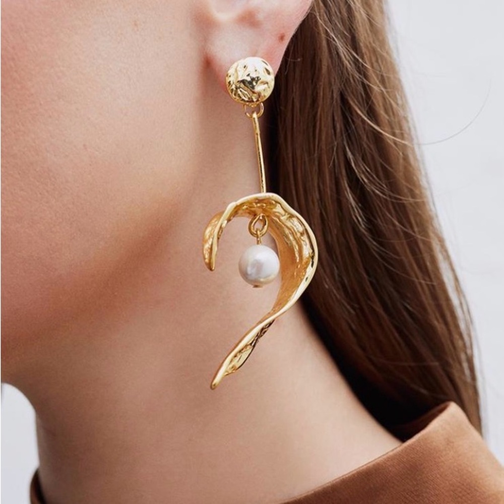 UNIQUE Earrings Hammered Crumpled Metal Gold Leaf Pearl AU02